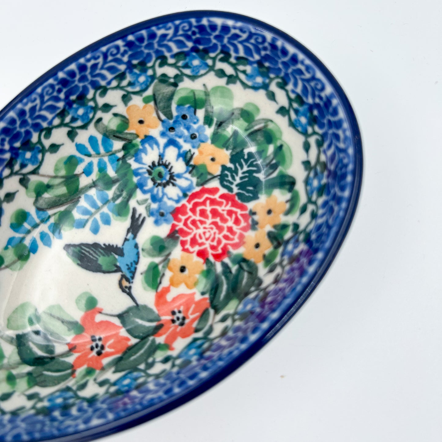 This 5” floral spoon rest is a handmade by talented Polish artisans. This is a Polish UNIKAT Hummingbird Meadow pattern.
Dimensions 4.92” x 3.35 x 1.34"