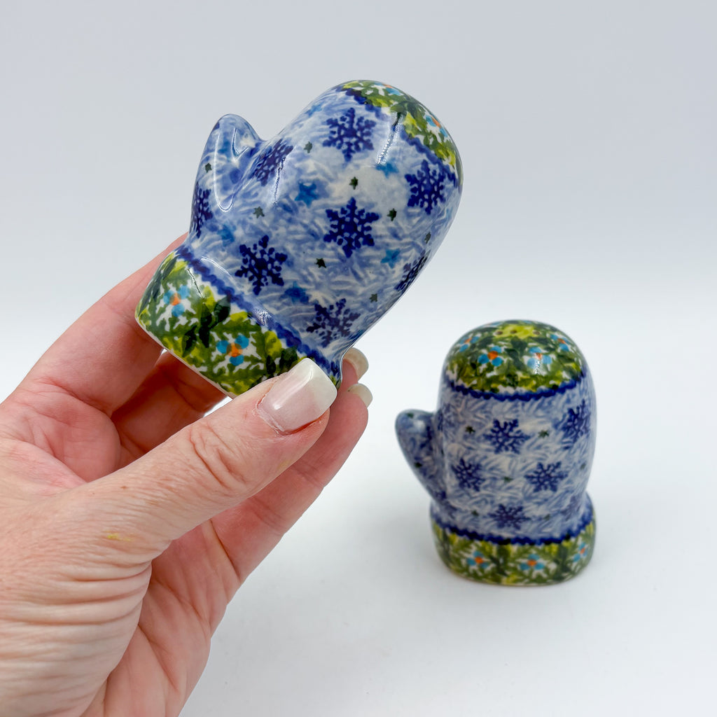 Mitten Salt and Pepper Shakers.  Handmade Polish pottery.  UNIKAT Blue Snowflakes