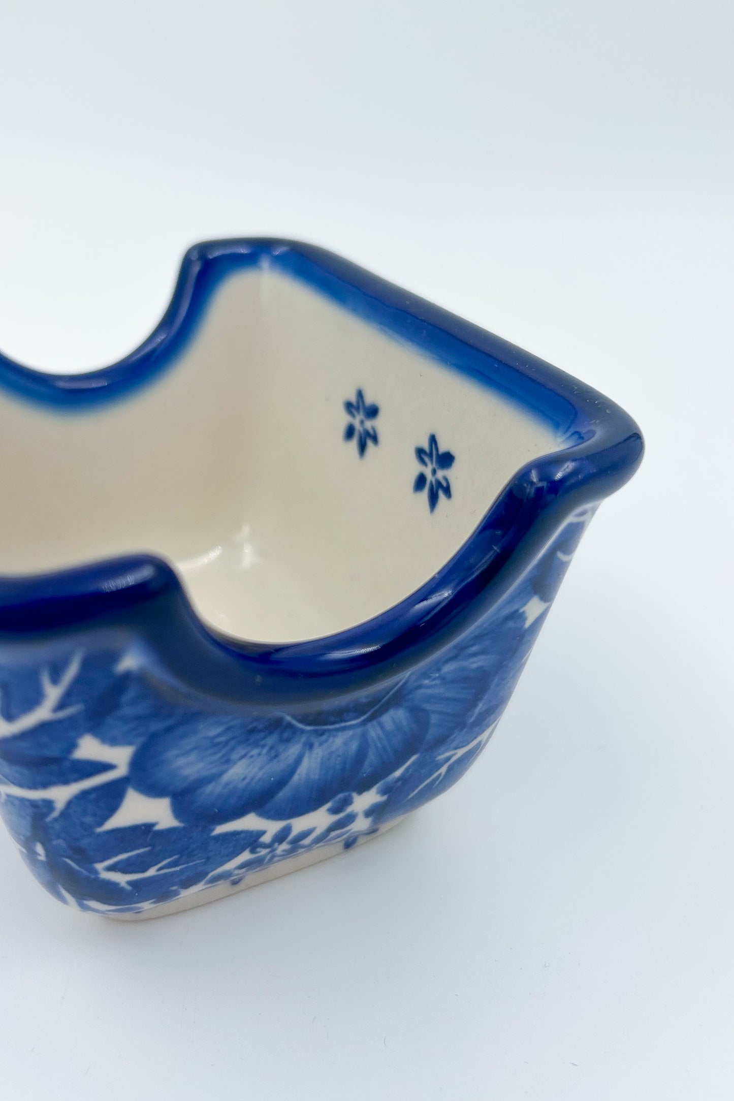 Polish pottery hand made  3” rectangular sugar packet holder in Happiness Pattern.
Ceramika Bona Company