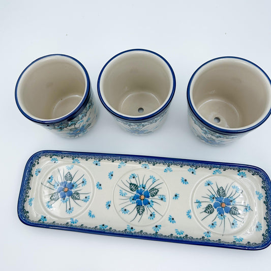 This 12” blue floral planter. This planter has 4 pieces. 3 small pots with a long 12” tray. Each small pot has drainage holes.
Dimensions 12.13" x 3.94" X 4.13'
Ceramika Artystyczna Company