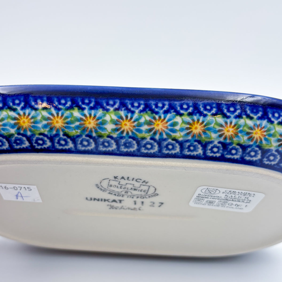UNIKAT Wildflower Meadow oval platter, exterior side view showing bottom stamp and daisy border pattern