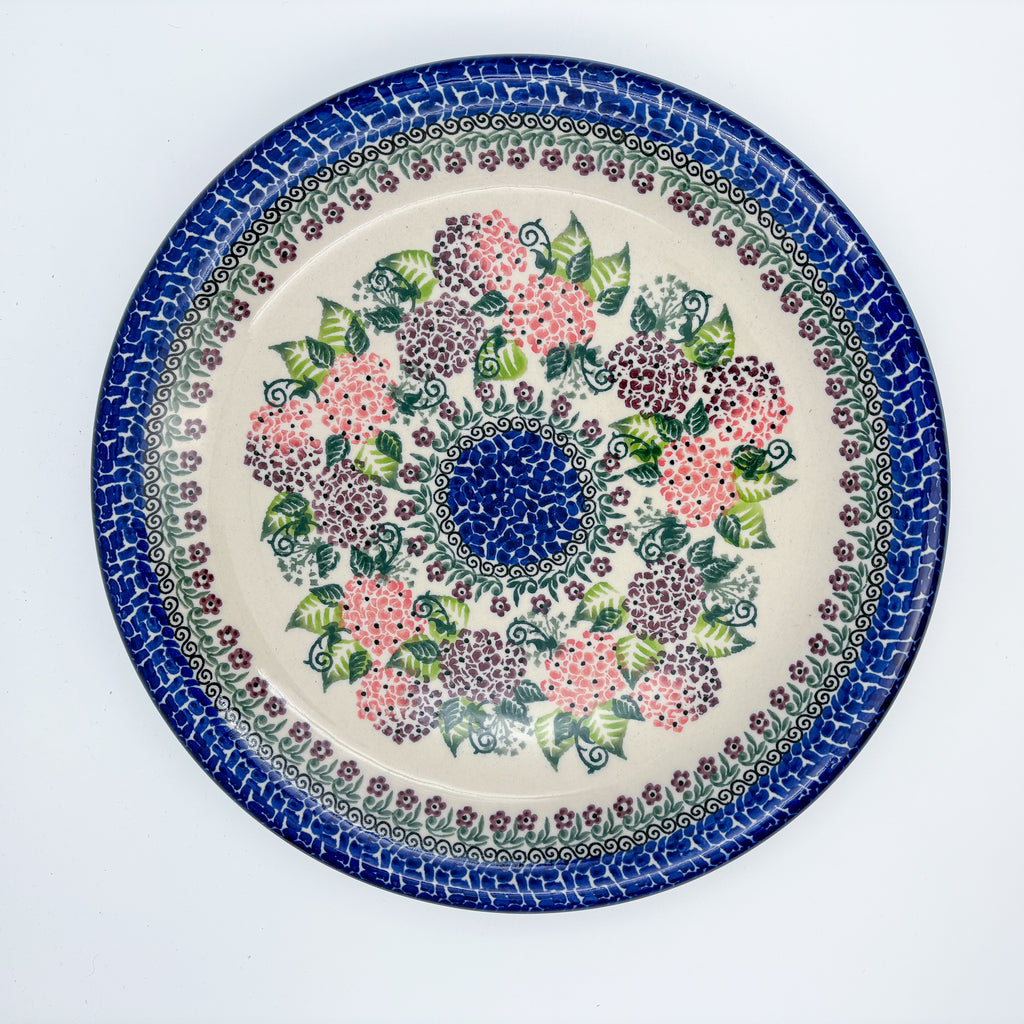 UNIKAT Happy Hydrangea plate, top-down view of full plate showing hydrangea ring and blue center