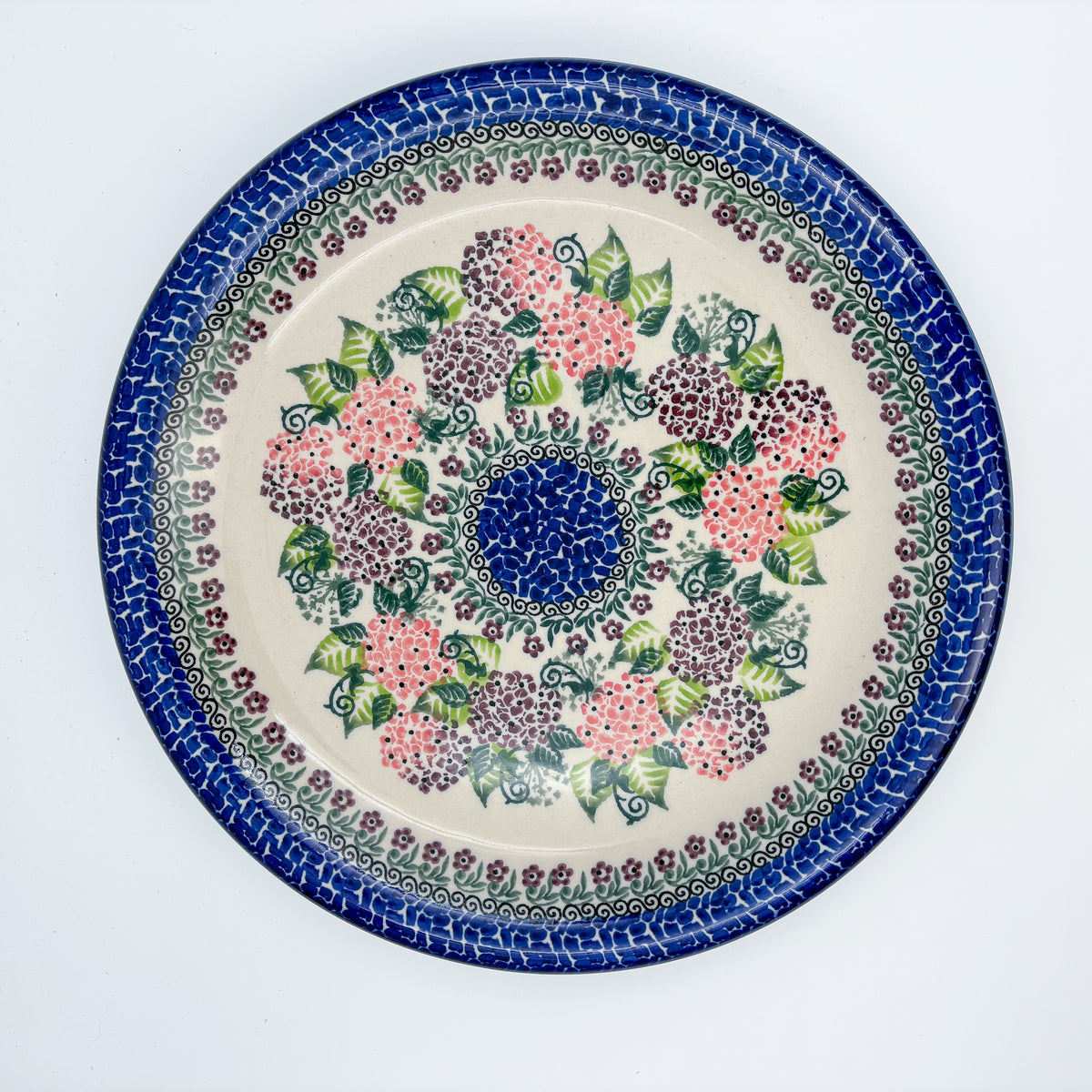 UNIKAT Happy Hydrangea plate, top-down view of full plate showing hydrangea ring and blue center