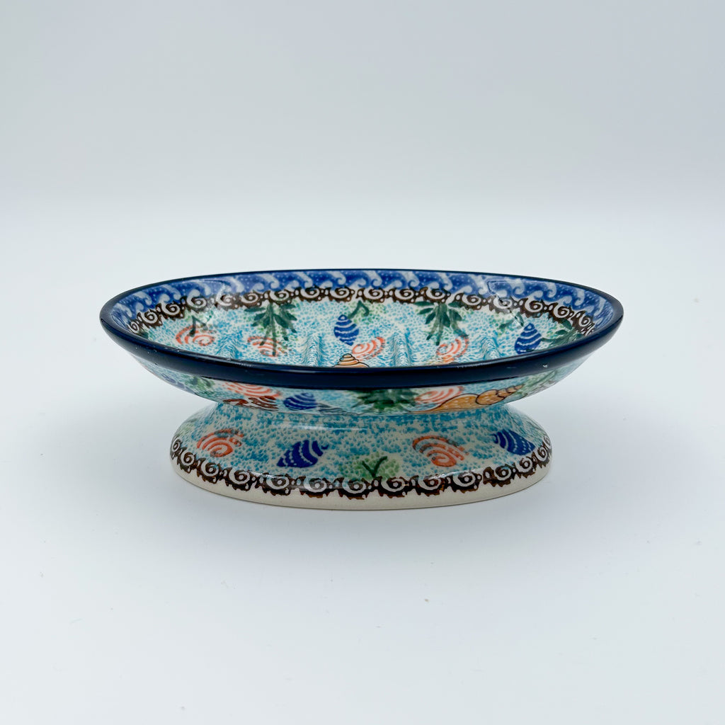 This 6” Polish pottery soap dish. UNIKAT Ocean Whisper pattern, that is hand painted with shells and aquatic life.
Ceramika Artystyczna Company
5.75" X 3.86" x 1.81"