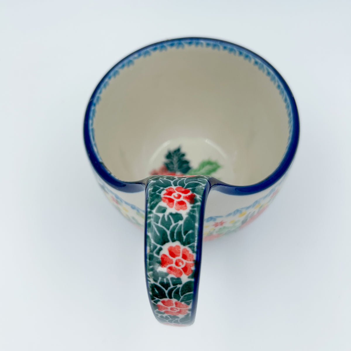 Polish pottery 16oz bowl with loop handle in the UNIKAT Robbin's Meadow pattern. 16 ounces of fluid.
6.26" x 4.49" x 5.51"
Ceramika Artystyczna Company
