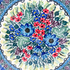 UNIKAT Splendid Meadow plate, close-up top-down view of red and blue floral bouquet center