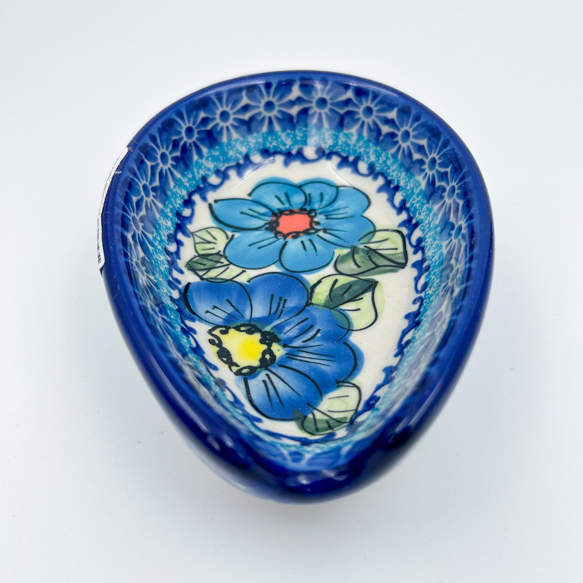 This 5” blue floral spoon rest is a handmade by talented Polish artisans. This is a Polish UNIKAT Bold Blue Poppies pattern 
Dimensions 5” x 3.54"
Ceramika BonaCompany