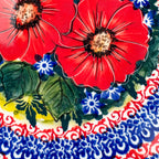 UNIKAT Red Finesy plate, close-up detail of red poppy petals and green leaves
