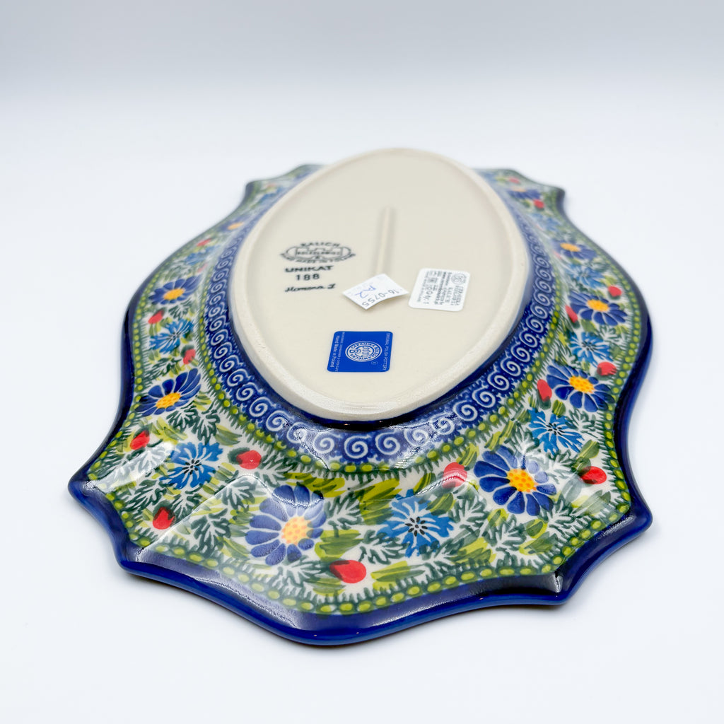 UNIKAT Garden Poppy Cezar platter, angled bottom view showing scalloped shape and daisy border