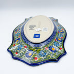 UNIKAT Garden Poppy Cezar platter, angled bottom view showing scalloped shape and daisy border