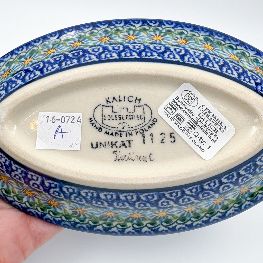 UNIKAT Songbird Garden oval Milano platter, bottom stamp held in hand with Kalich Boleslawiec Unikat mark