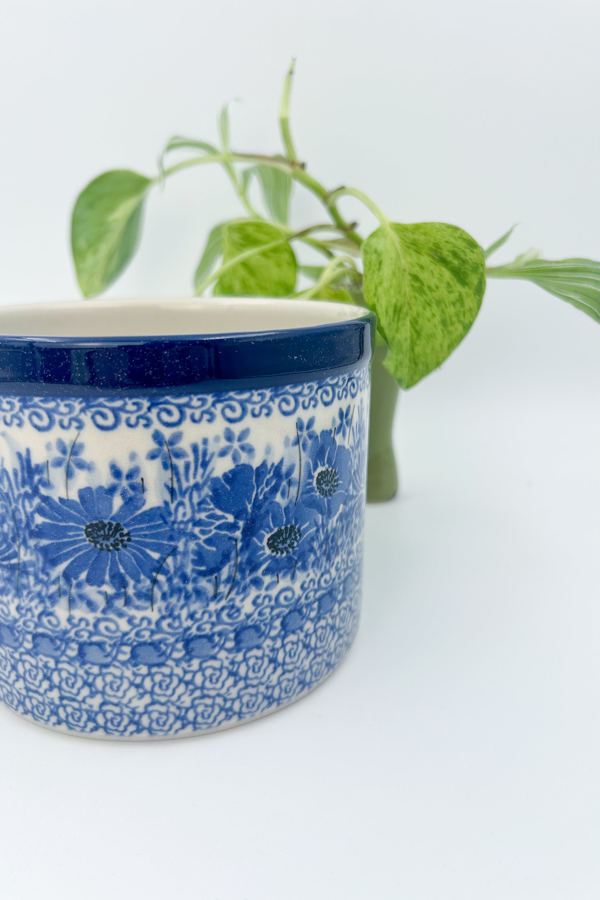 5” blue floral Utensil holder is a handmade by talented Polish artisans. This stoneware is microwave, oven and dishwasher safe anschip resistant.