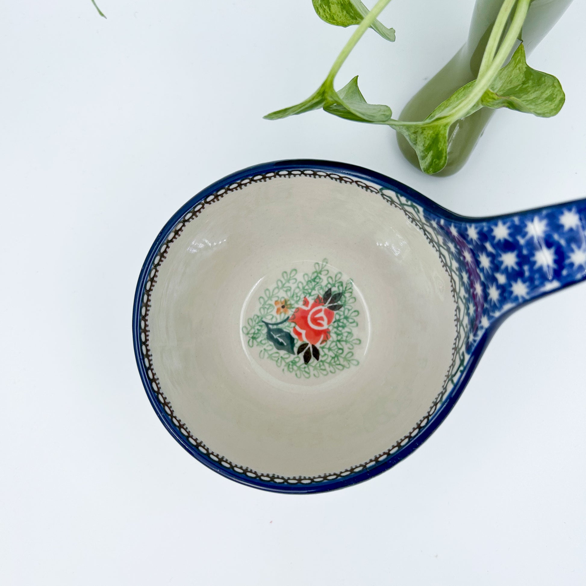 Polish pottery 16oz floral bowl with loop handle in the UNIKAT Sweet Leilani pattern. This Polish Pottery bowl is made by talented artisans from Poland.  16 oz of fluid.
6.26" x 4.49" x 5.51"
Ceramika Artystyczna Company
