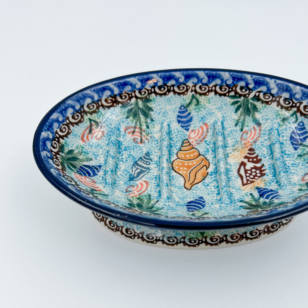 This 6” Polish pottery soap dish. UNIKAT Ocean Whisper pattern, that is hand painted with shells and aquatic life.
Ceramika Artystyczna Company
5.75" X 3.86" x 1.81"