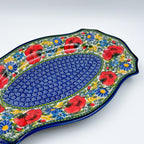UNIKAT Garden Poppy Cezar platter, angled view of poppy border and blue spiral center