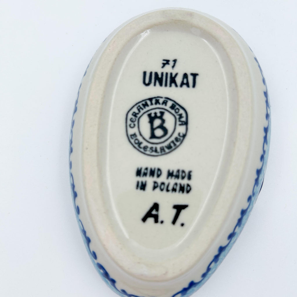 This 5” blue floral spoon rest is a handmade by talented Polish artisans. This is a Polish UNIKAT Bold Blue Poppies pattern 
Dimensions 5” x 3.54"
Ceramika BonaCompany