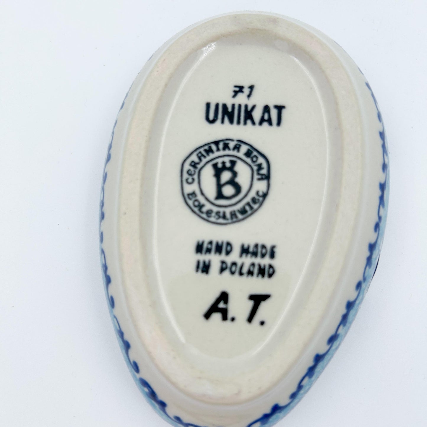 This 5” blue floral spoon rest is a handmade by talented Polish artisans. This is a Polish UNIKAT Bold Blue Poppies pattern 
Dimensions 5” x 3.54"
Ceramika BonaCompany