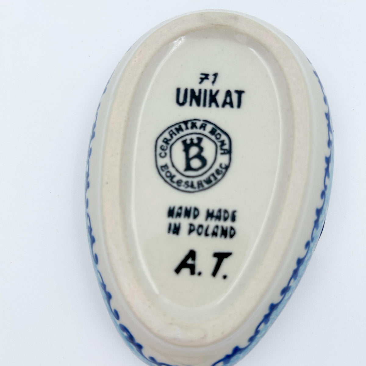 This 5” blue floral spoon rest is a handmade by talented Polish artisans. This is a Polish UNIKAT Bold Blue Poppies pattern 
Dimensions 5” x 3.54"
Ceramika BonaCompany