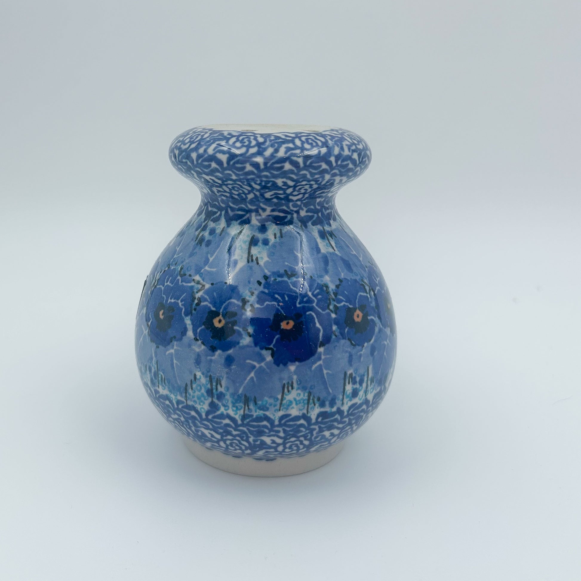 4” floral Parmesan Shaker is a handmade by talented Polish artisans. This is a Polish UNIKAT signature signed by the artist who painted it.
Dimensions 4.13" x 3.23"
Ceramika Bona Company