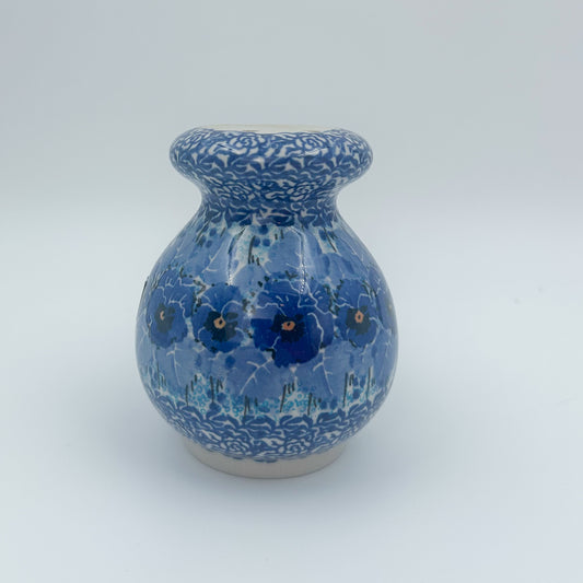 4” floral Parmesan Shaker is a handmade by talented Polish artisans. This is a Polish UNIKAT signature signed by the artist who painted it.
Dimensions 4.13" x 3.23"
Ceramika Bona Company