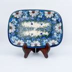 UNIKAT Forget Me Knot Pansy Daria platter, front view on stand showing white pansy border