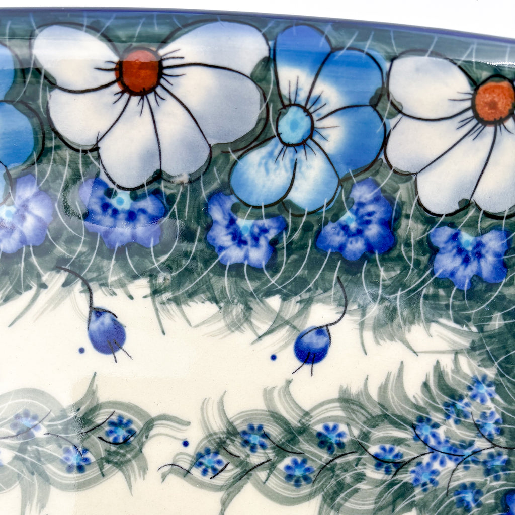 UNIKAT Forget Me Knot Pansy Daria platter, close-up rim detail showing white pansies and center fern band