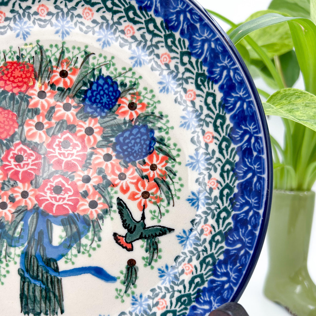 UNIKAT Hummingbird Bouquet plate, close-up view of floral bouquet and hummingbird in flight