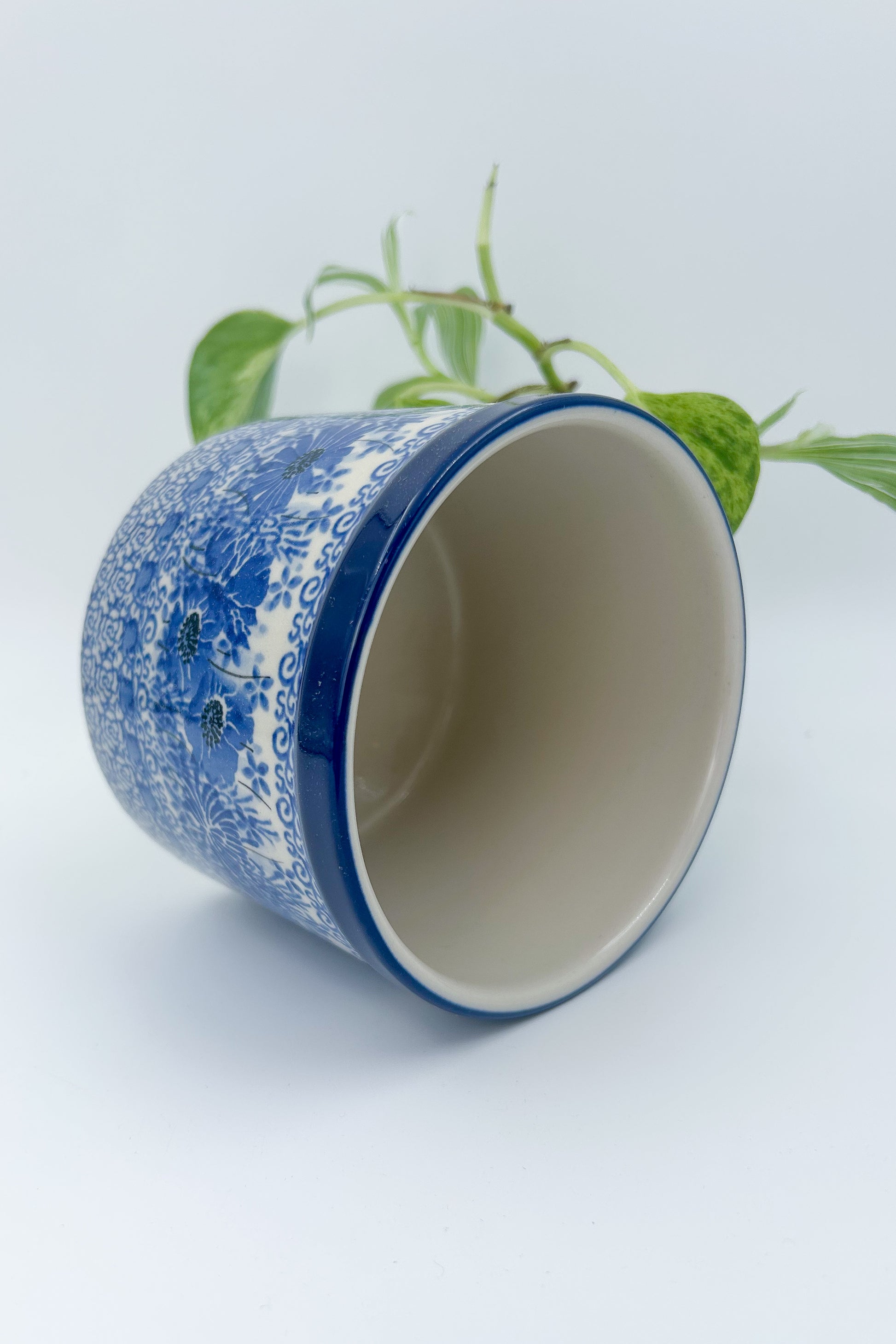 5” blue floral Utensil holder is a handmade by talented Polish artisans. This stoneware is microwave, oven and dishwasher safe anschip resistant.
