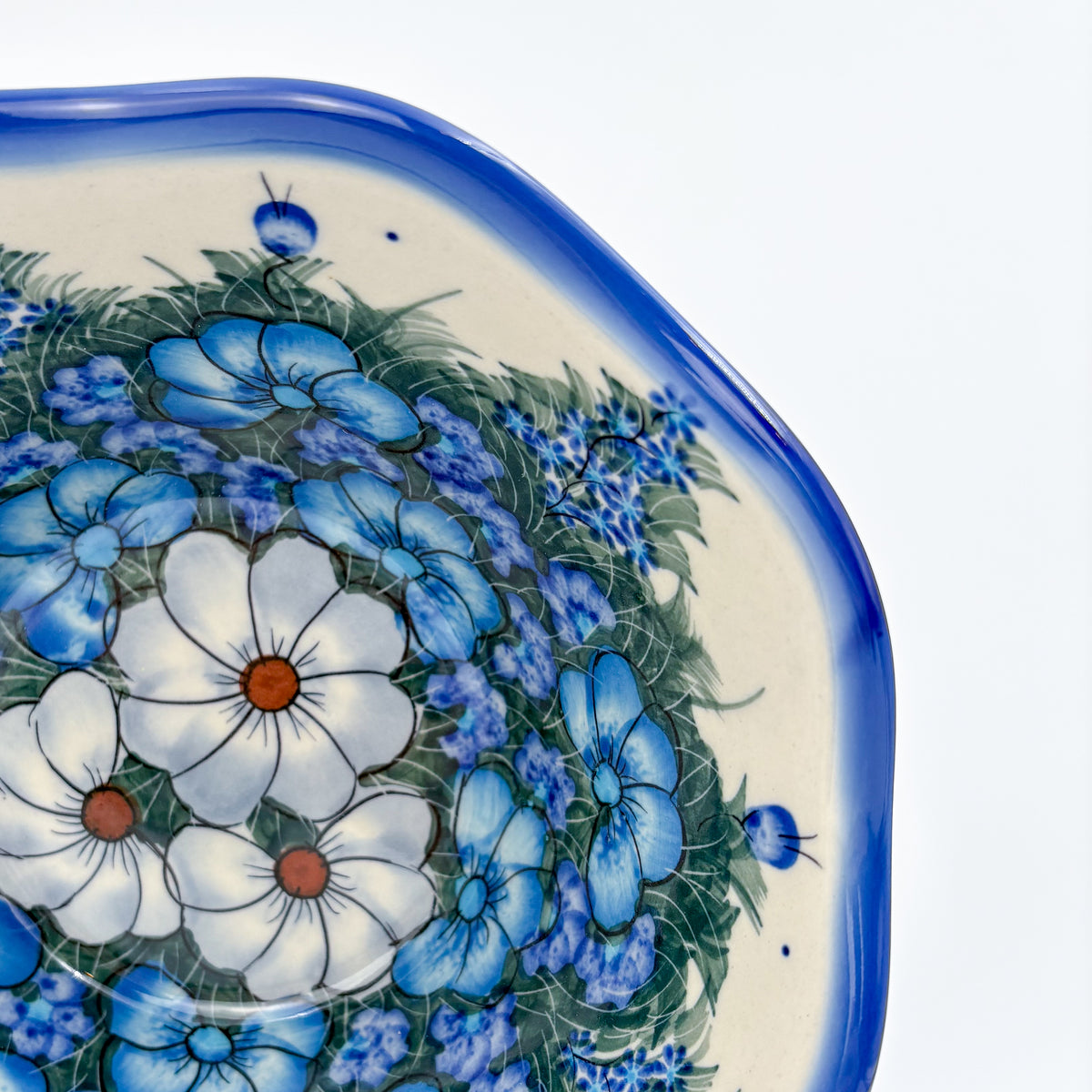 Close-up of scalloped rim on Forget Me Not Pansy wavy bowl