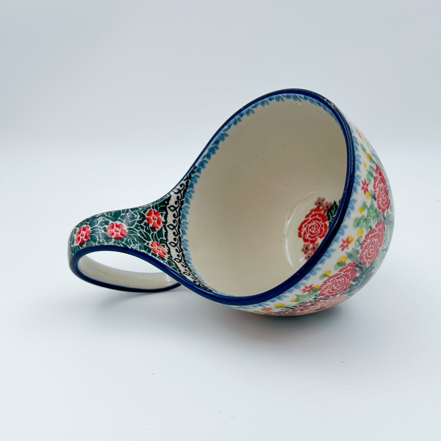 Polish pottery 16oz bowl with loop handle in the UNIKAT Robbin's Meadow pattern. 16 ounces of fluid.
6.26" x 4.49" x 5.51"
Ceramika Artystyczna Company