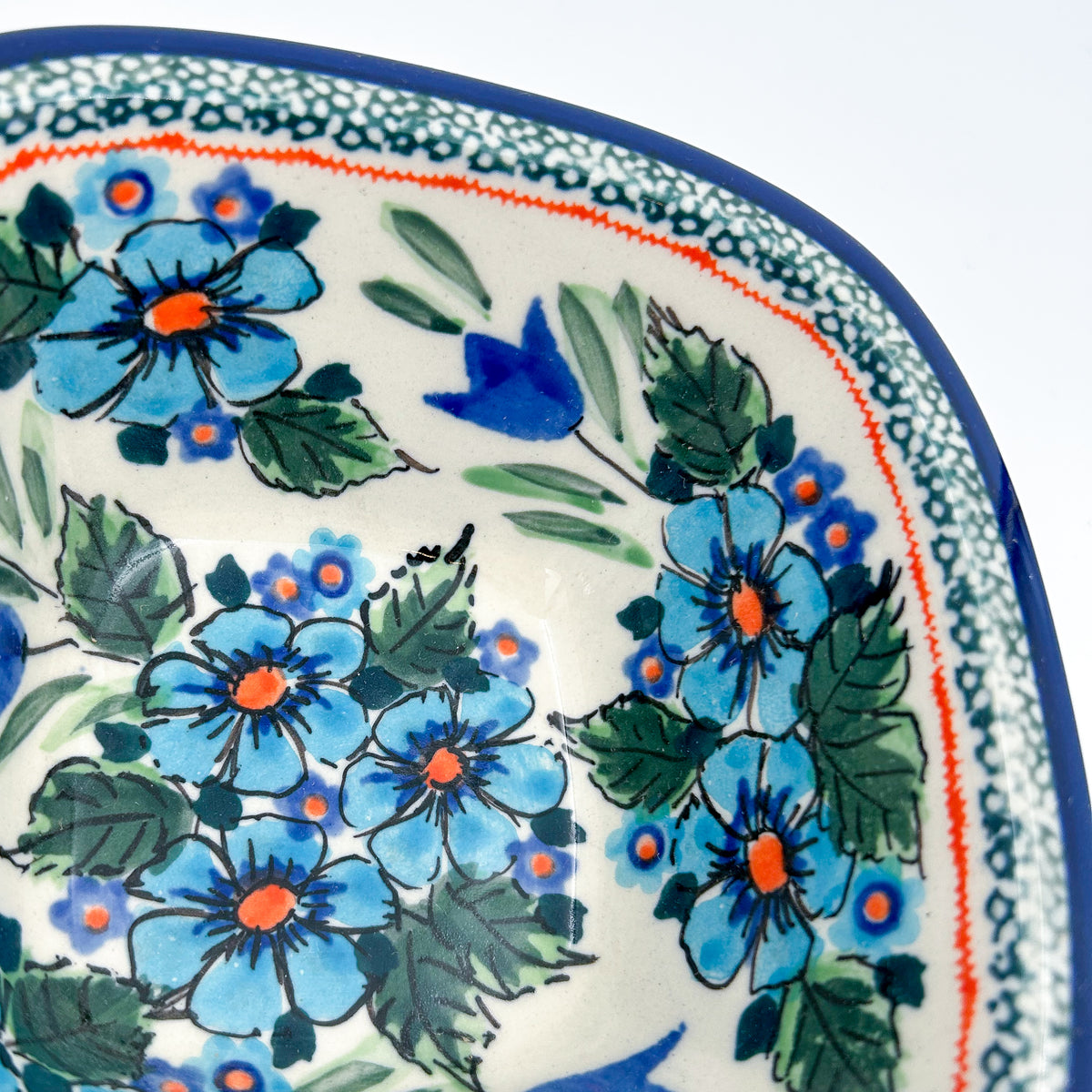 Close-up of corner detail on Evangeline square bowl