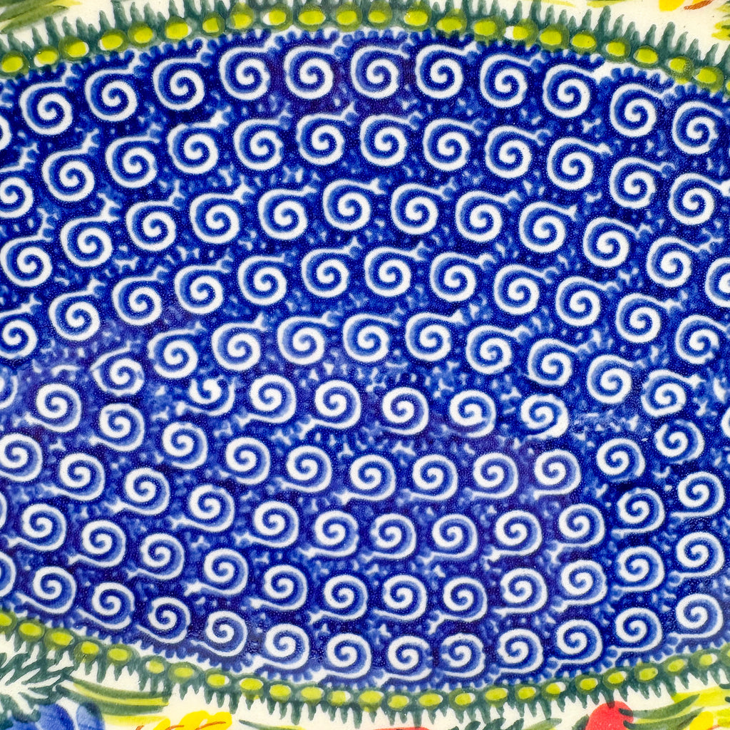 UNIKAT Garden Poppy Cezar platter, close-up of blue swirl-patterned center well