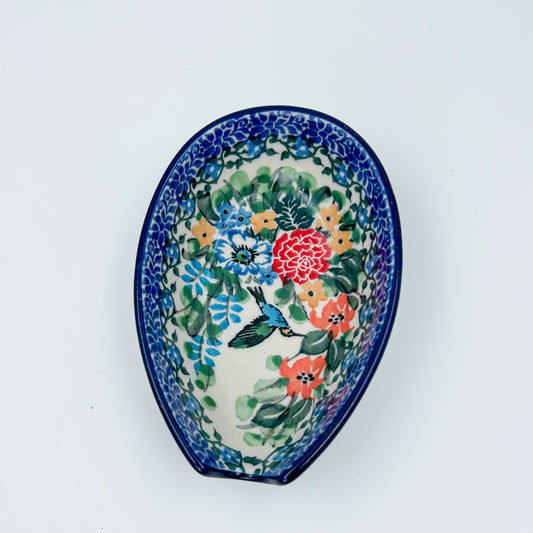 This 5” floral spoon rest is a handmade by talented Polish artisans. This is a Polish UNIKAT Hummingbird Meadow pattern.
Dimensions 4.92” x 3.35 x 1.34"