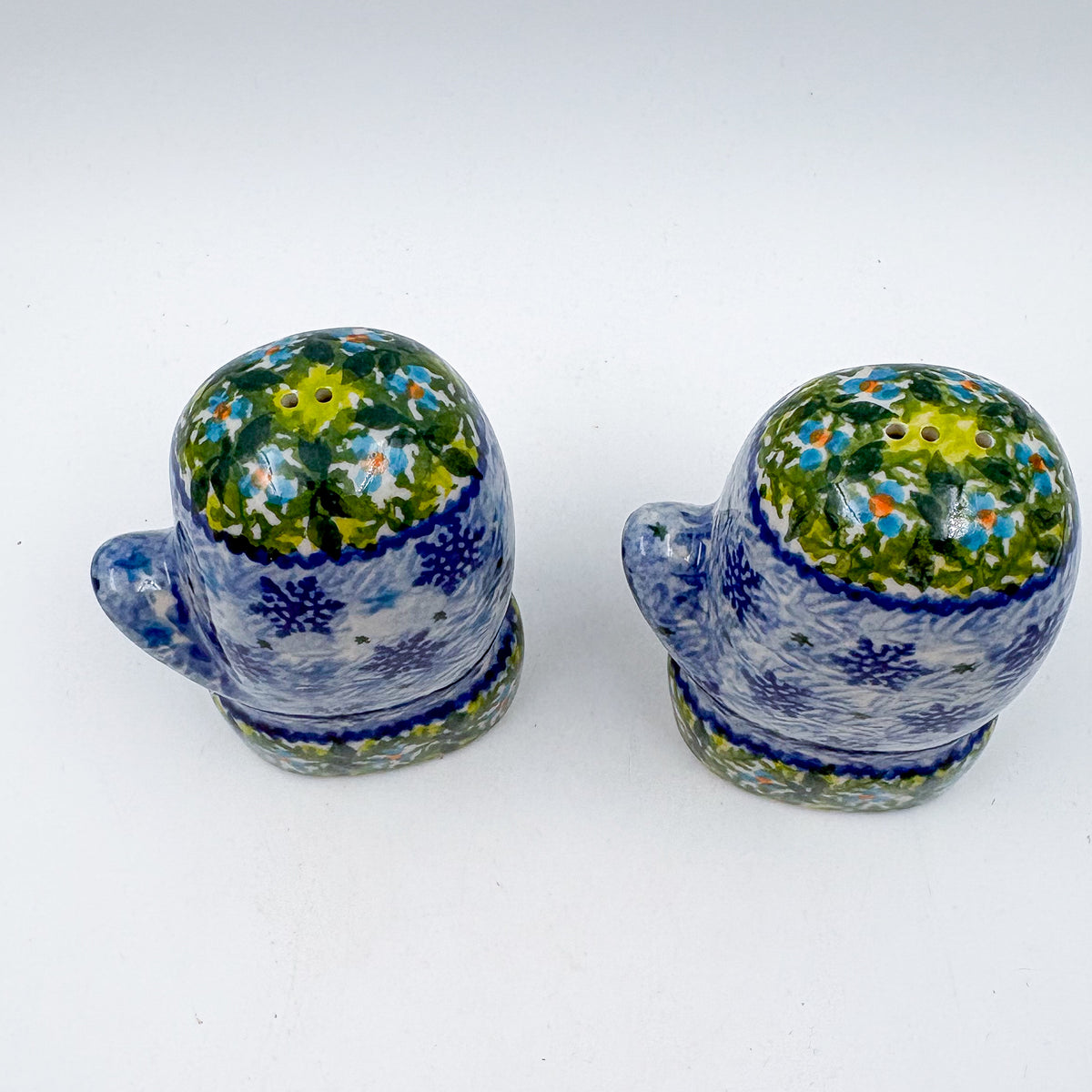 Mitten Salt and Pepper Shakers.  Handmade Polish pottery.  UNIKAT Blue Snowflakes
