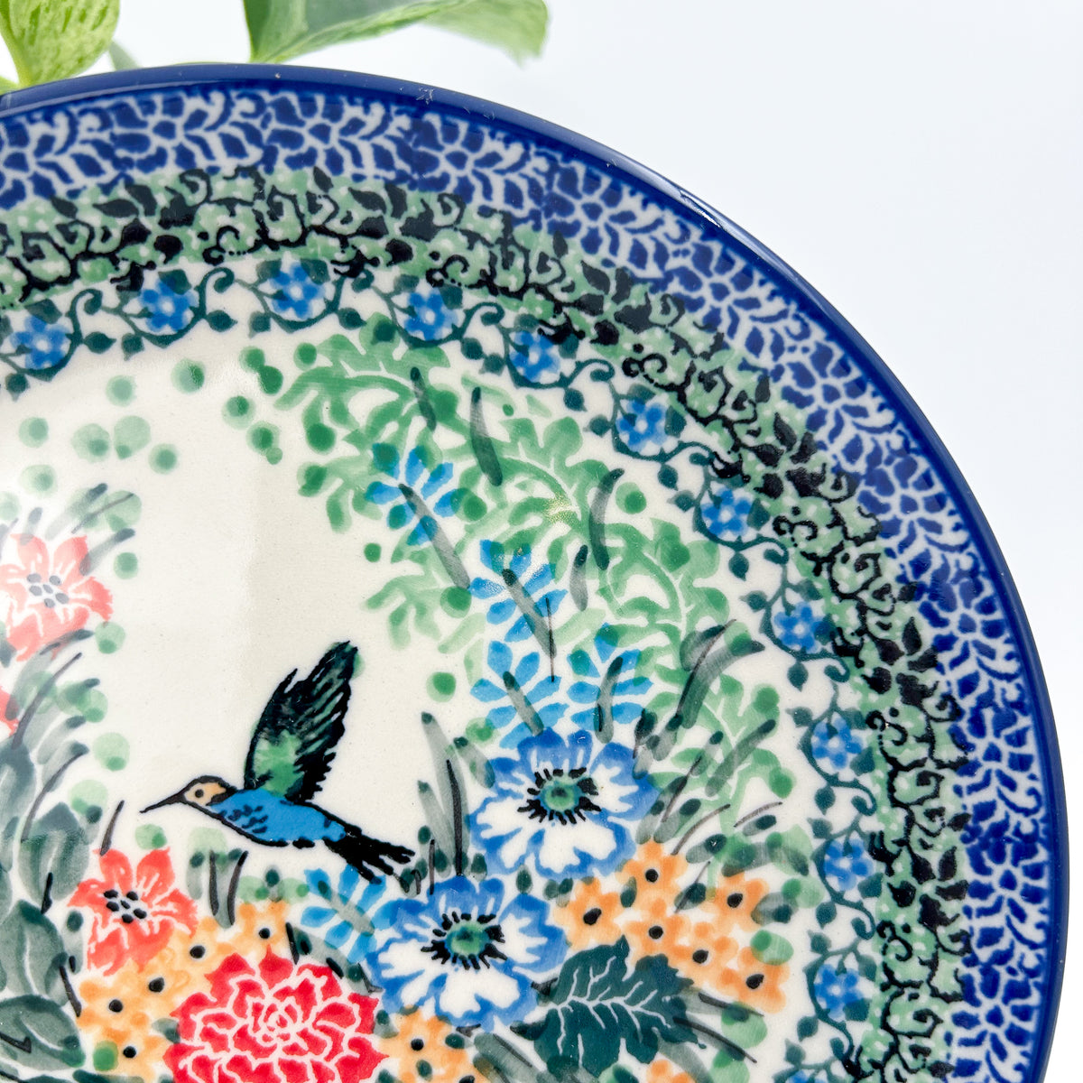 UNIKAT Hummingbird Meadow plate, close-up rim detail showing hummingbird and floral border pattern
