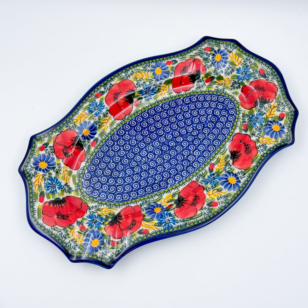 UNIKAT Garden Poppy Cezar platter, top-down view of full scalloped platter with poppy border