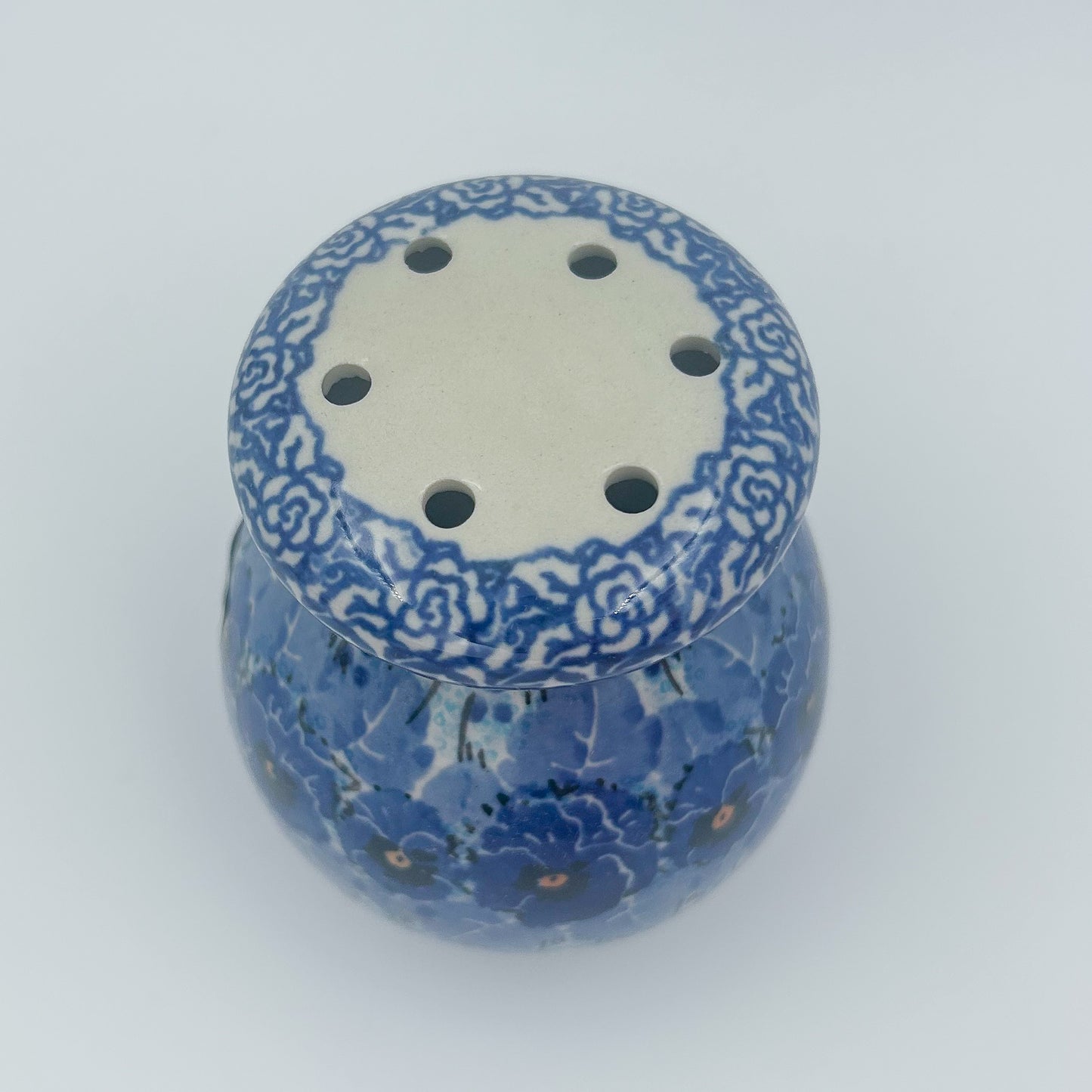 4” floral Parmesan Shaker is a handmade by talented Polish artisans. This is a Polish UNIKAT signature signed by the artist who painted it.
Dimensions 4.13" x 3.23"
Ceramika Bona Company
