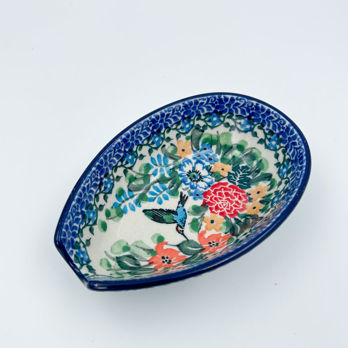 This 5” floral spoon rest is a handmade by talented Polish artisans. This is a Polish UNIKAT Hummingbird Meadow pattern.
Dimensions 4.92” x 3.35 x 1.34"
Ceramika Artystyczna Company