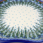 UNIKAT Whispering Ferns Clover platter, close-up top view of blue star-dotted center with fern spray border