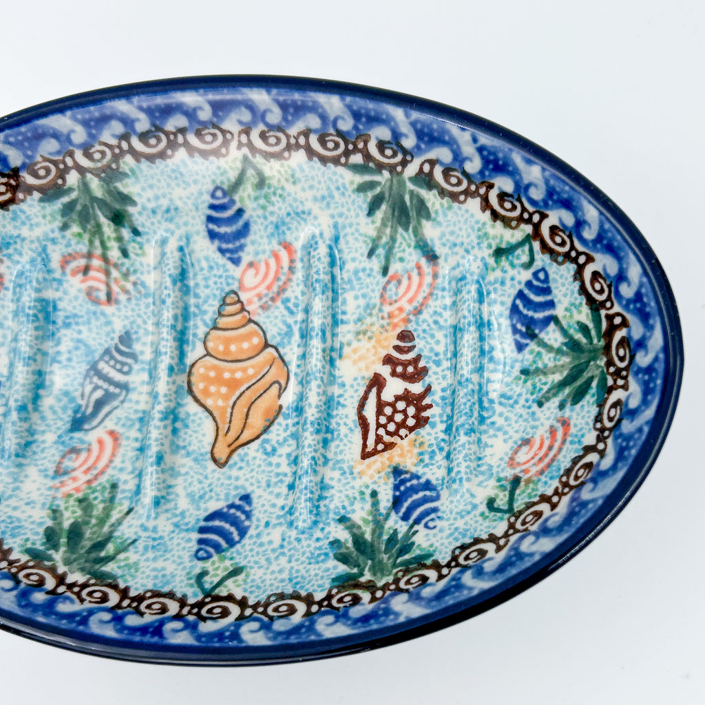 This 6” Polish pottery soap dish. UNIKAT Ocean Whisper pattern, that is hand painted with shells and aquatic life.
Ceramika Artystyczna Company
5.75" X 3.86" x 1.81"