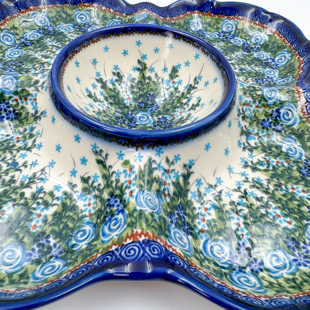 UNIKAT Whispering Ferns divided platter, close-up top-down view of center bowl and surrounding fern lobes