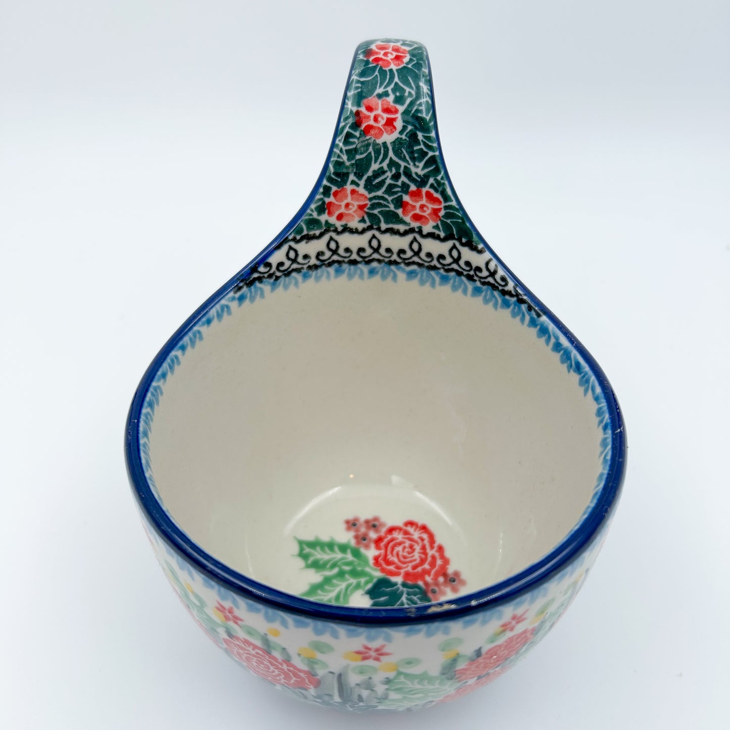 Polish pottery 16oz bowl with loop handle in the UNIKAT Robbin's Meadow pattern. 16 ounces of fluid.
6.26" x 4.49" x 5.51"
Ceramika Artystyczna Company