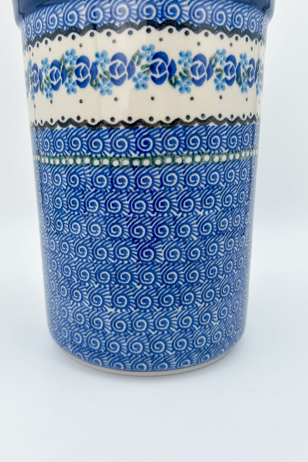 This 8” blue Utensil holder is a handmade by talented Polish artisans. This stoneware is microwave, oven and dishwasher safe as well as chip resistant.