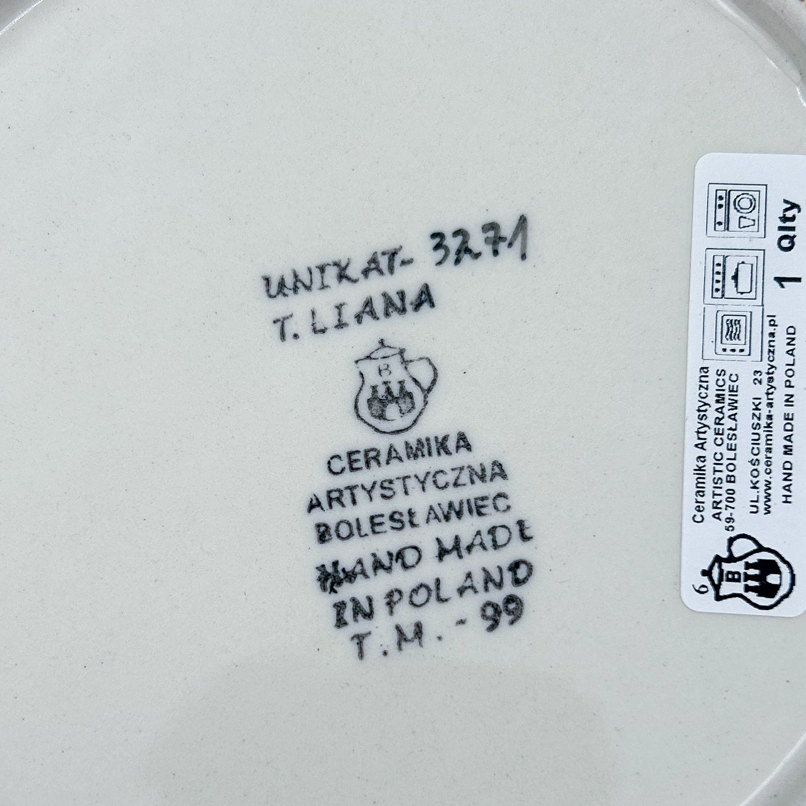 Polish pottery 7.91” round floral plate in the Unikat Hummingbird Meadow pattern
Ceramika Artystyczna Company