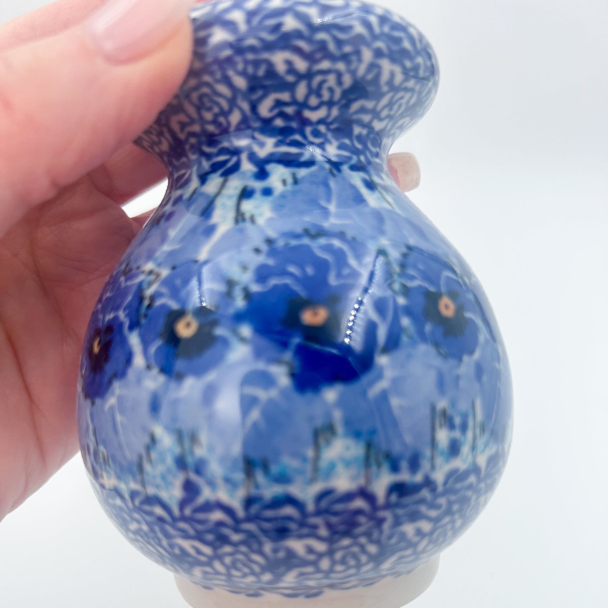 4” floral Parmesan Shaker is a handmade by talented Polish artisans. This is a Polish UNIKAT signature signed by the artist who painted it.
Dimensions 4.13" x 3.23"
Ceramika Bona Company