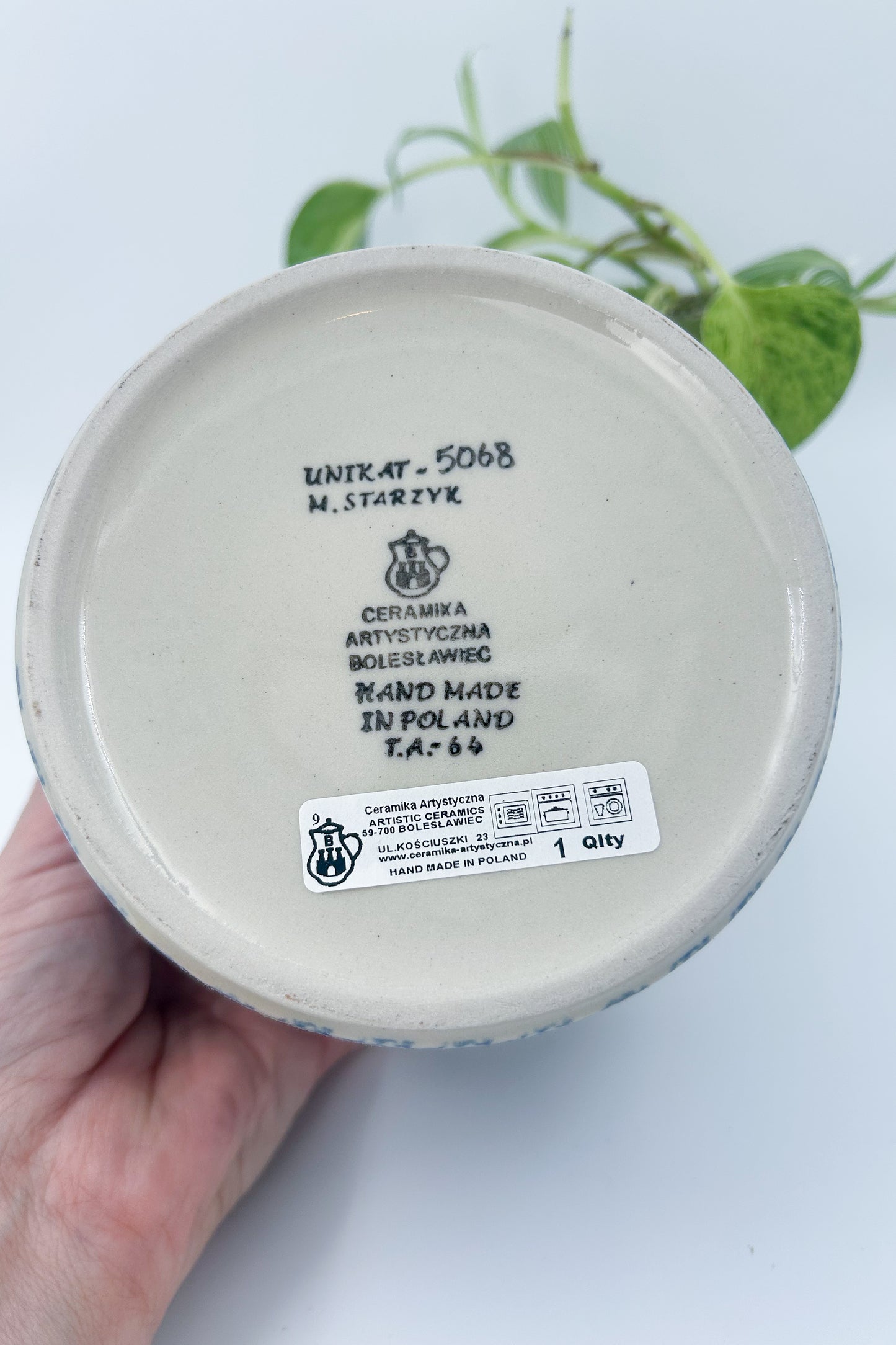 5” blue floral Utensil holder is a handmade by talented Polish artisans. This stoneware is microwave, oven and dishwasher safe anschip resistant.