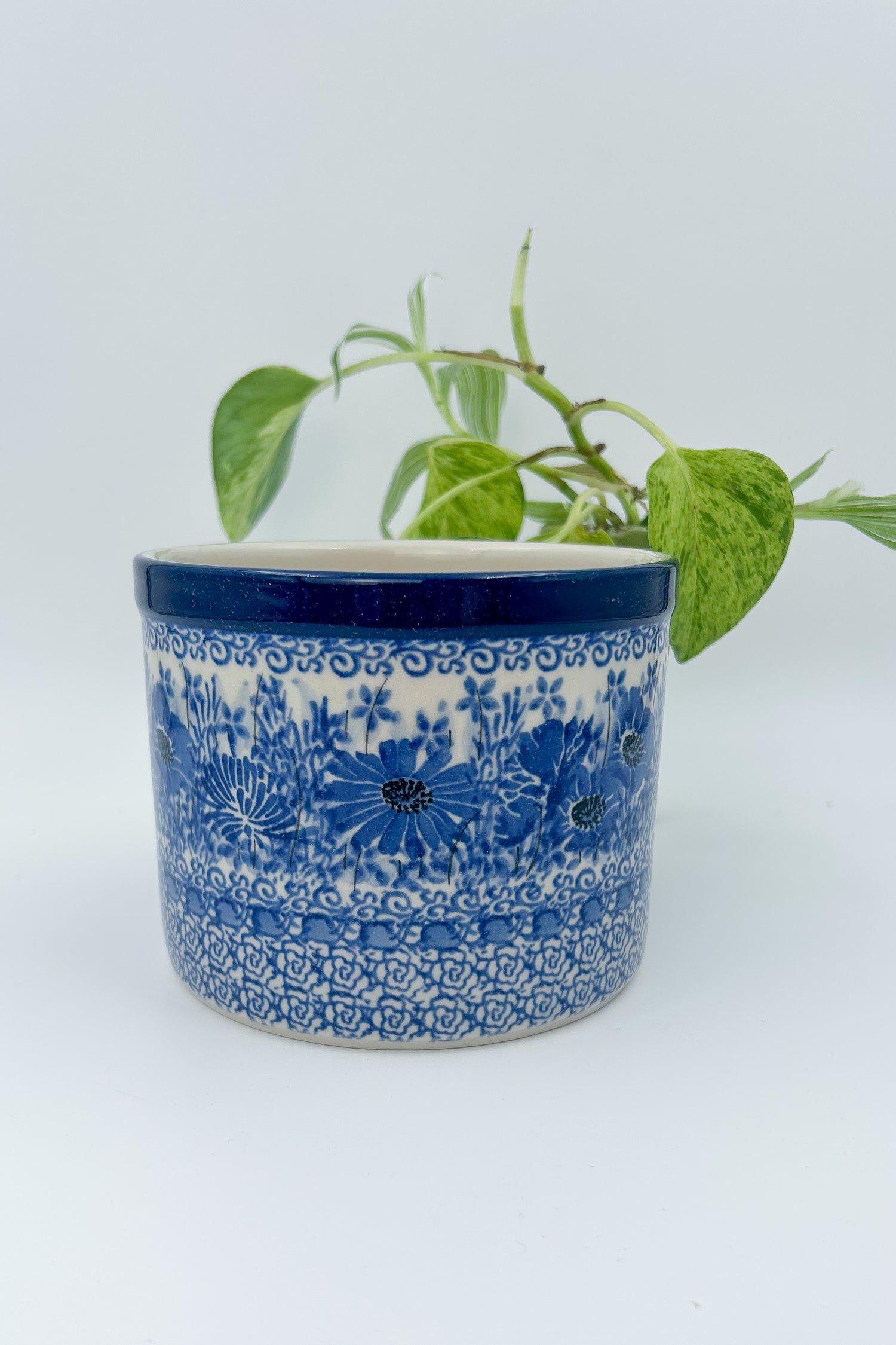 5” blue floral Utensil holder is a handmade by talented Polish artisans. This stoneware is microwave, oven and dishwasher safe anschip resistant.