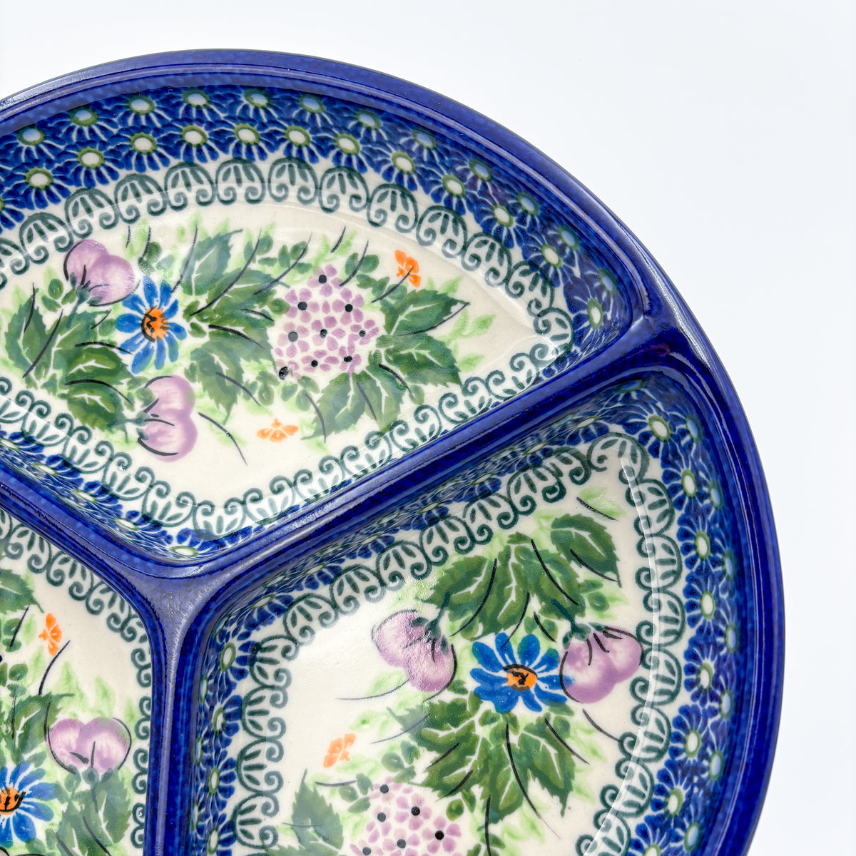 UNIKAT Floral Garden divided platter, close-up top-down view of two sections showing hydrangea and berry pattern
