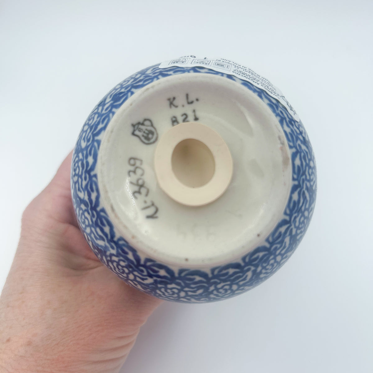 4” floral Parmesan Shaker is a handmade by talented Polish artisans. This is a Polish UNIKAT signature signed by the artist who painted it.
Dimensions 4.13" x 3.23"
Ceramika Bona Company