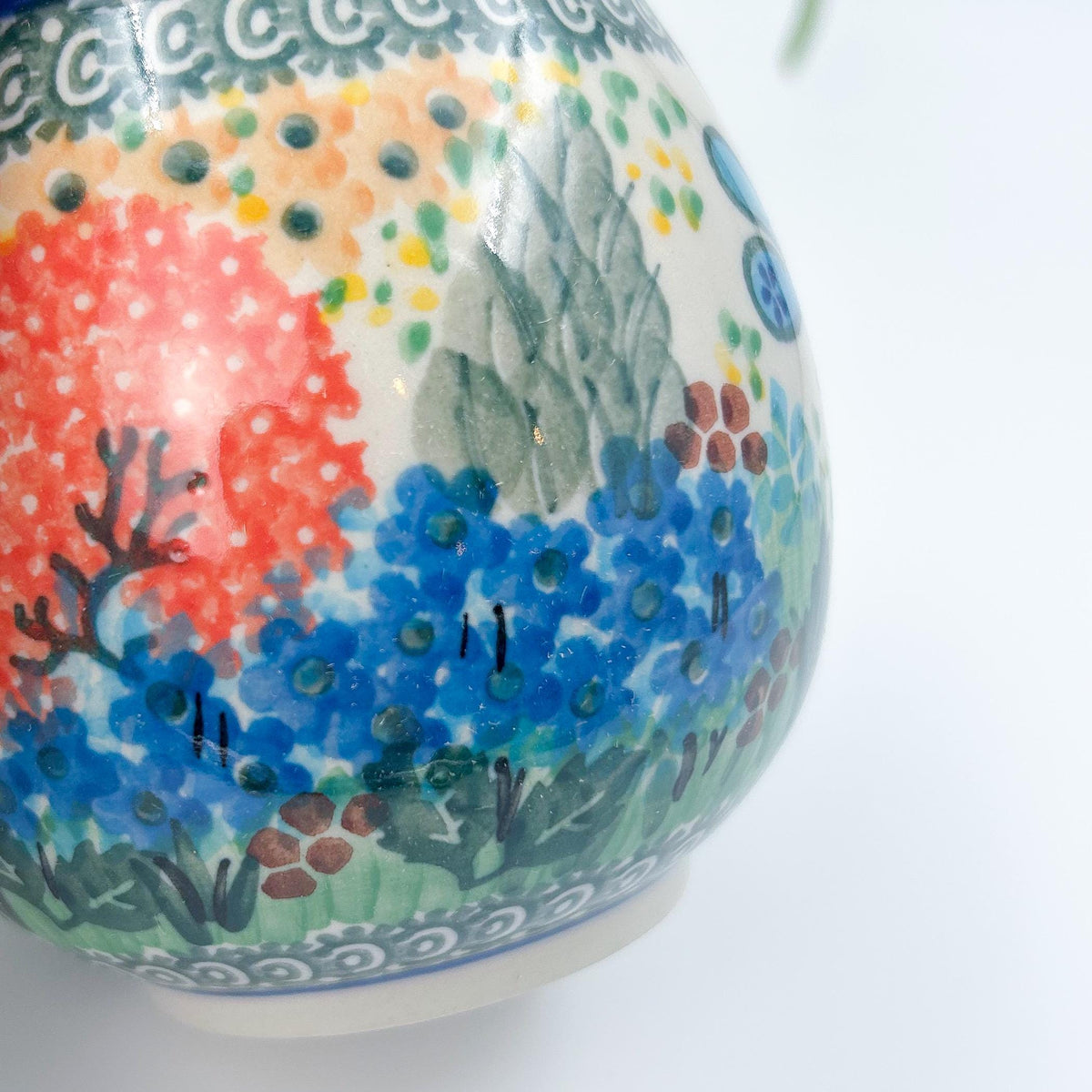 Close-up of impressionistic floral pattern on Garden Delight bubble mug